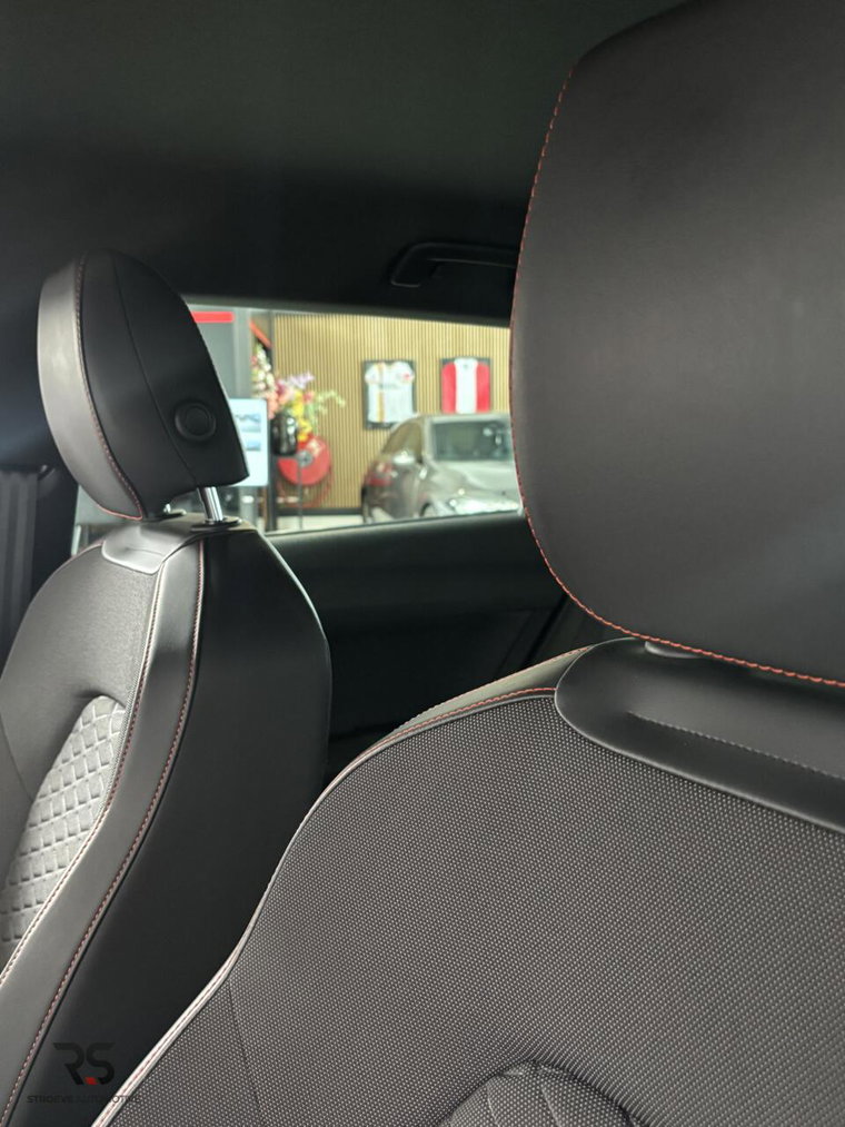 Vehicle Image 25