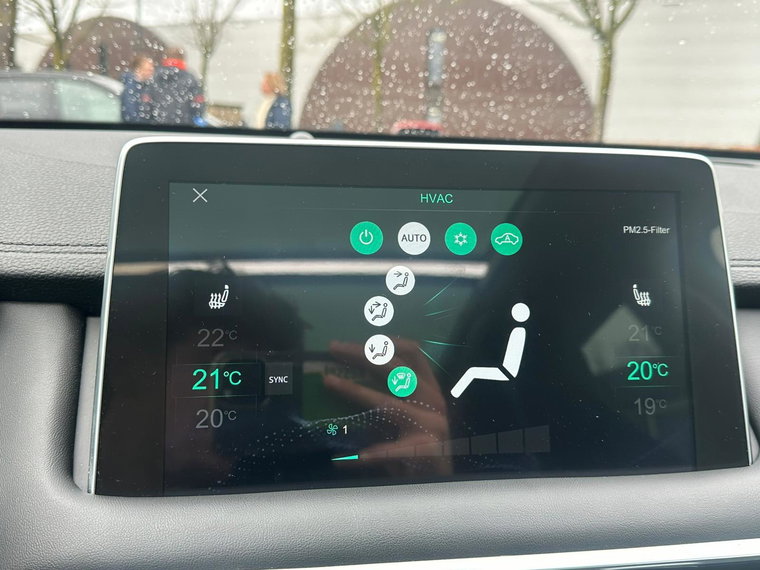 Vehicle Image 25