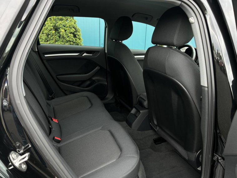 Vehicle Image 32
