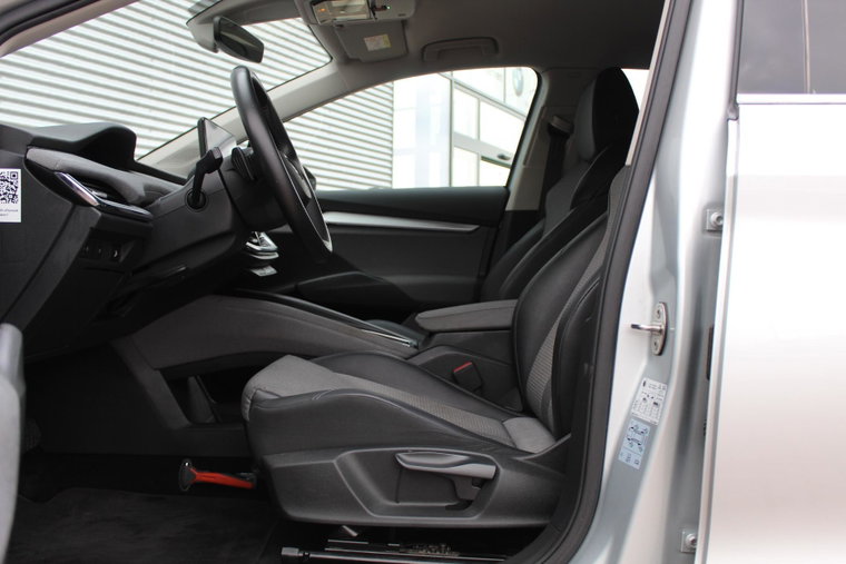 Vehicle Image 32