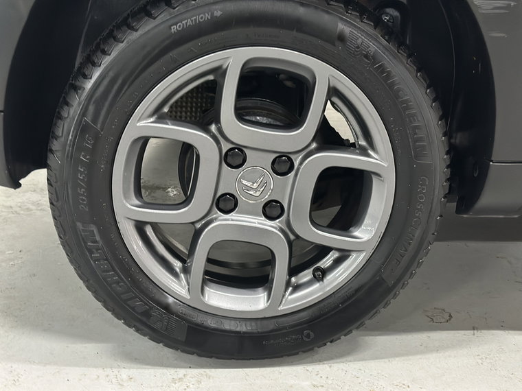 Vehicle Image 12