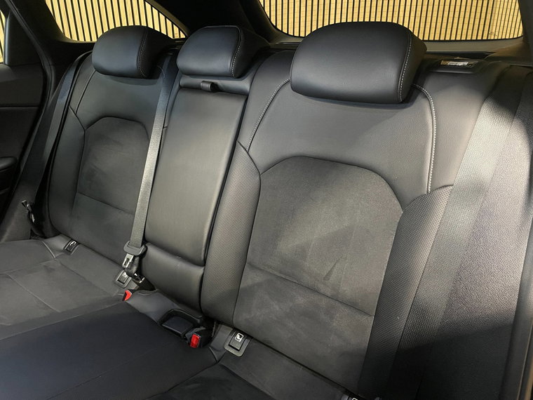 Vehicle Image 32