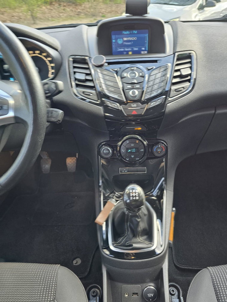 Vehicle Image 25
