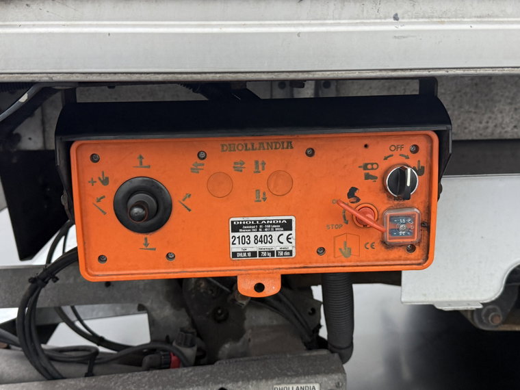 Vehicle Image 25