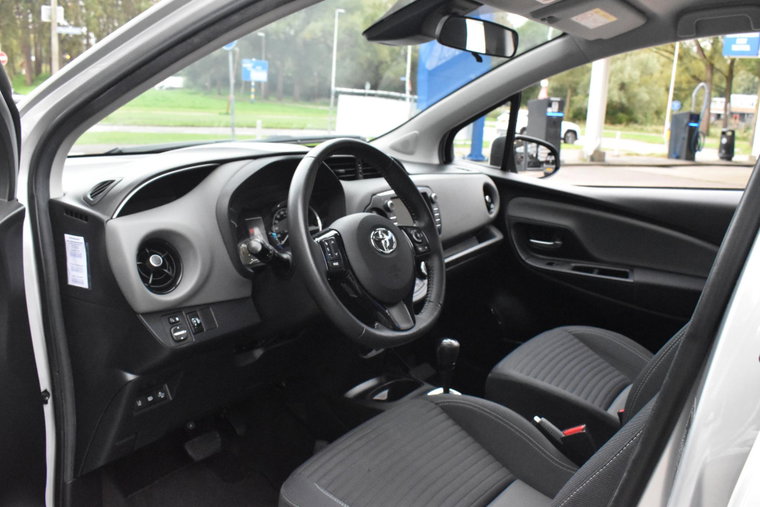 Vehicle Image 16