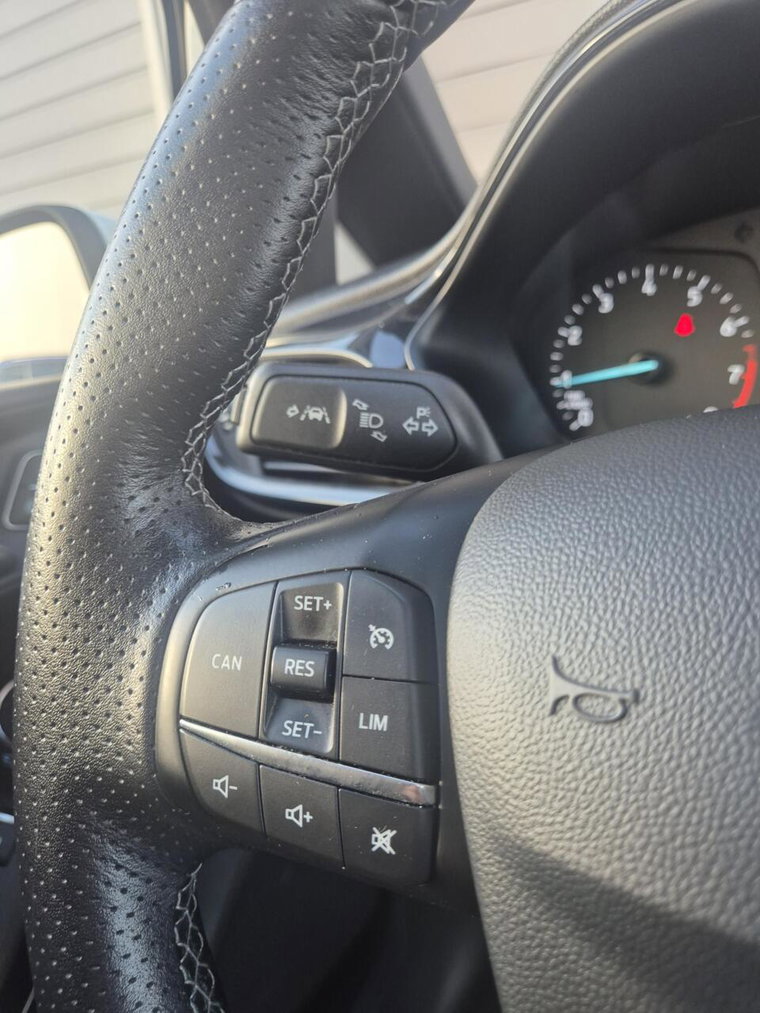 Vehicle Image 25