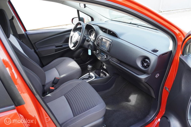 Vehicle Image 12