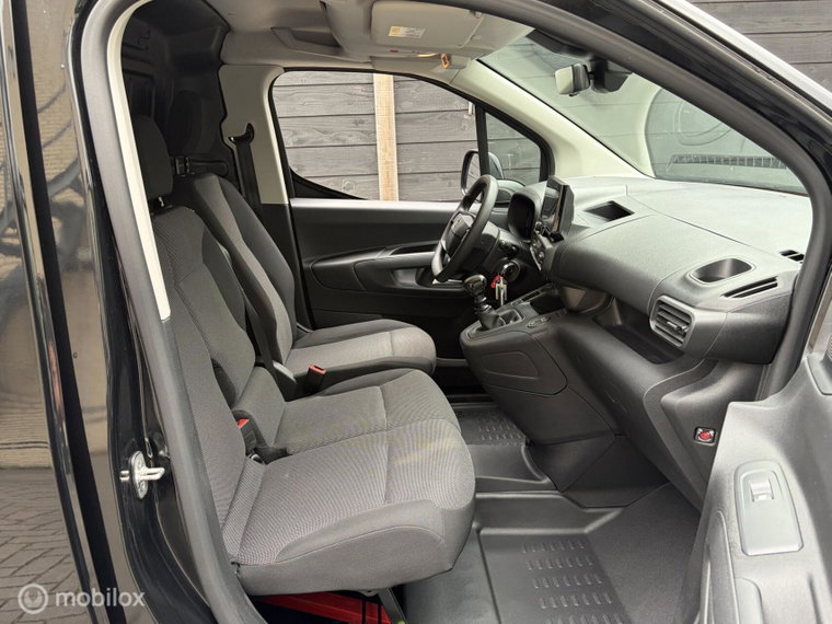 Vehicle Image 28
