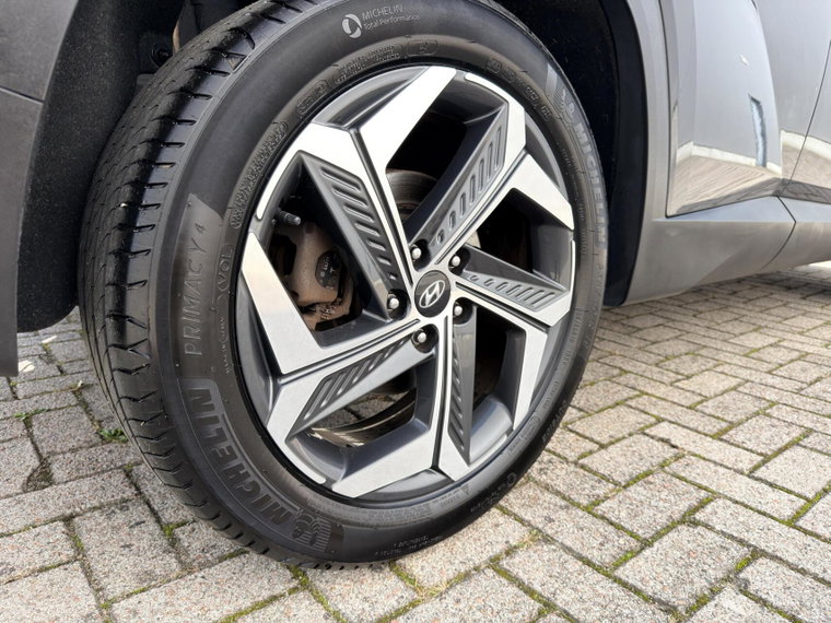 Vehicle Image 25