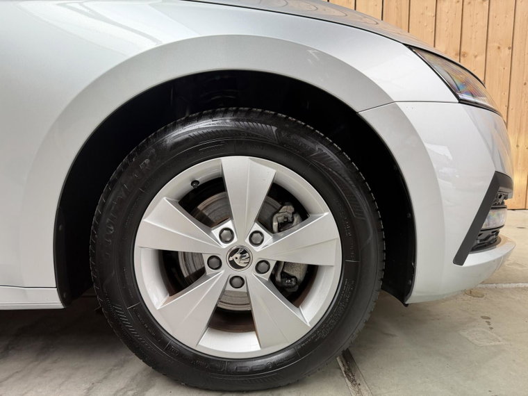 Vehicle Image 23
