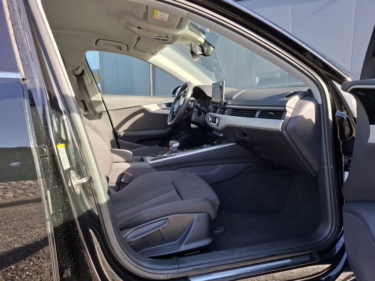Vehicle Image 32