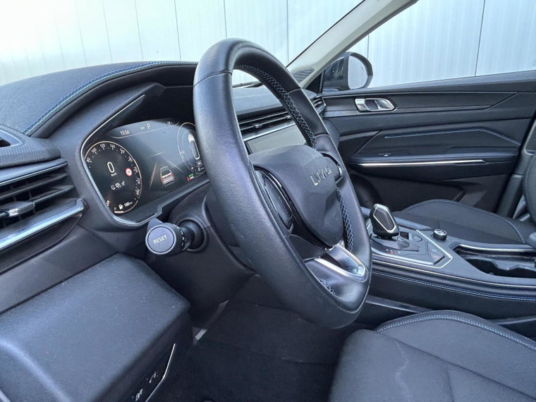 Vehicle Image 16