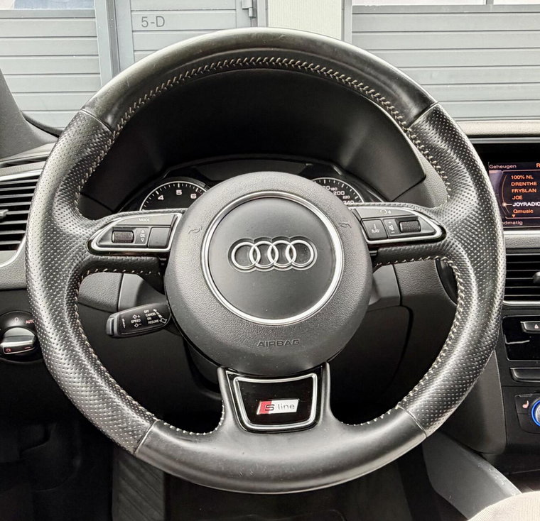 Vehicle Image 25