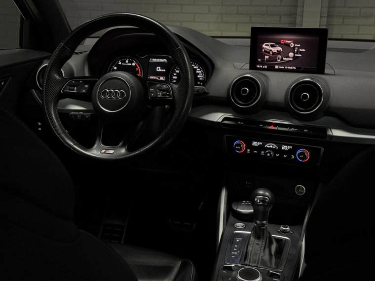 Vehicle Image 25
