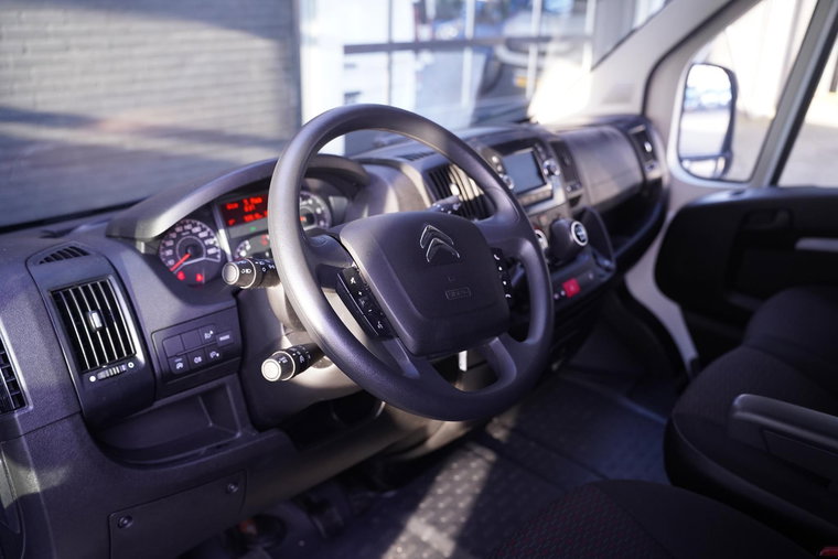 Vehicle Image 25