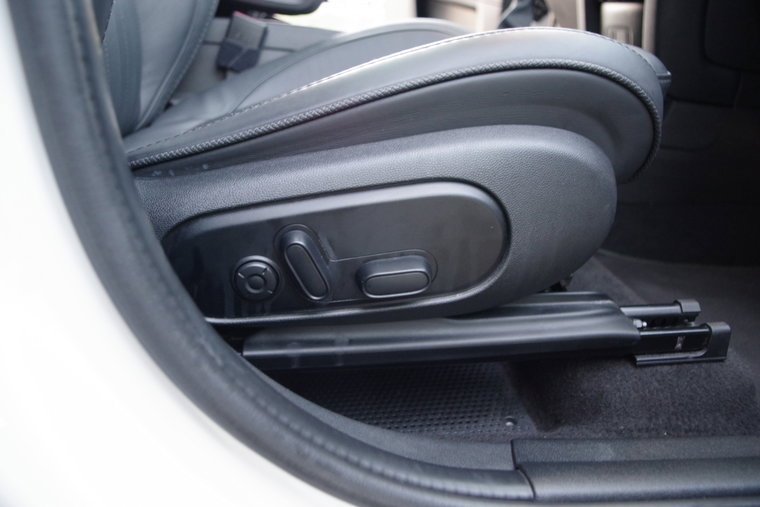 Vehicle Image 25