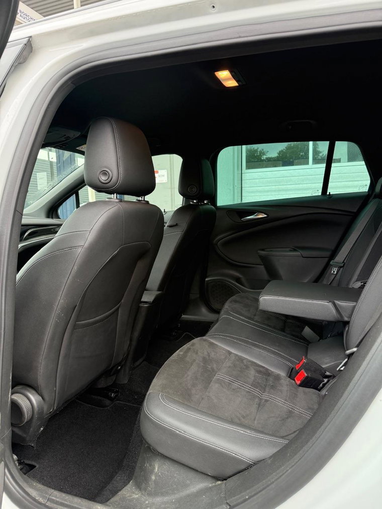 Vehicle Image 32