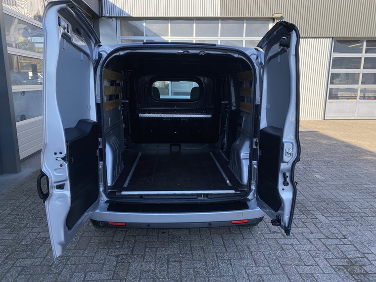 Vehicle Image 28