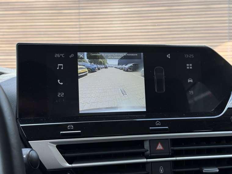 Vehicle Image 25