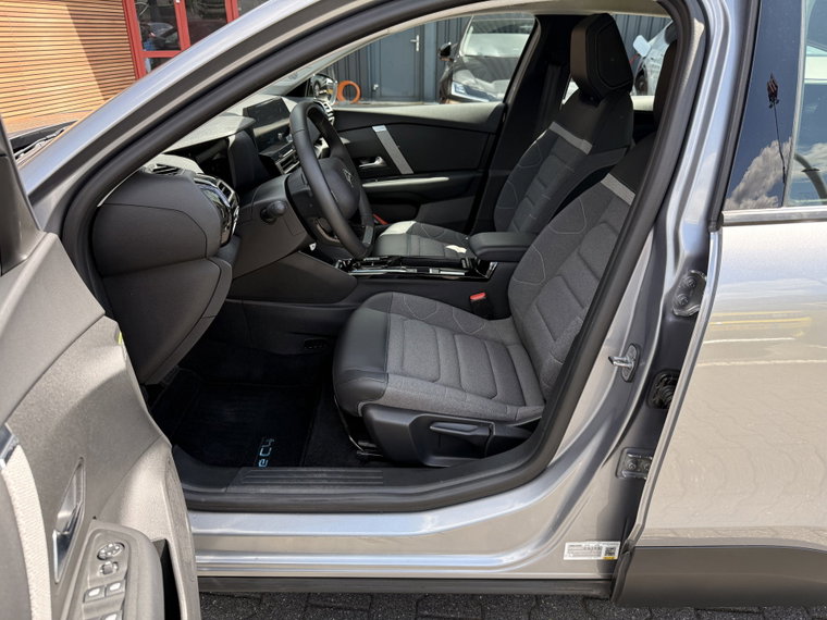 Vehicle Image 32