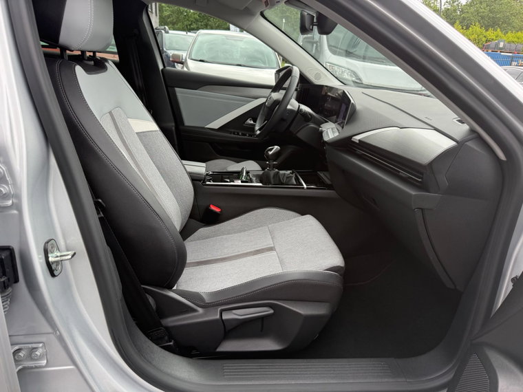 Vehicle Image 32