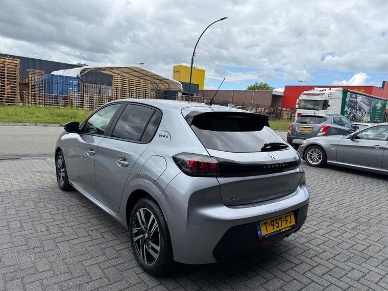 Vehicle Image 8