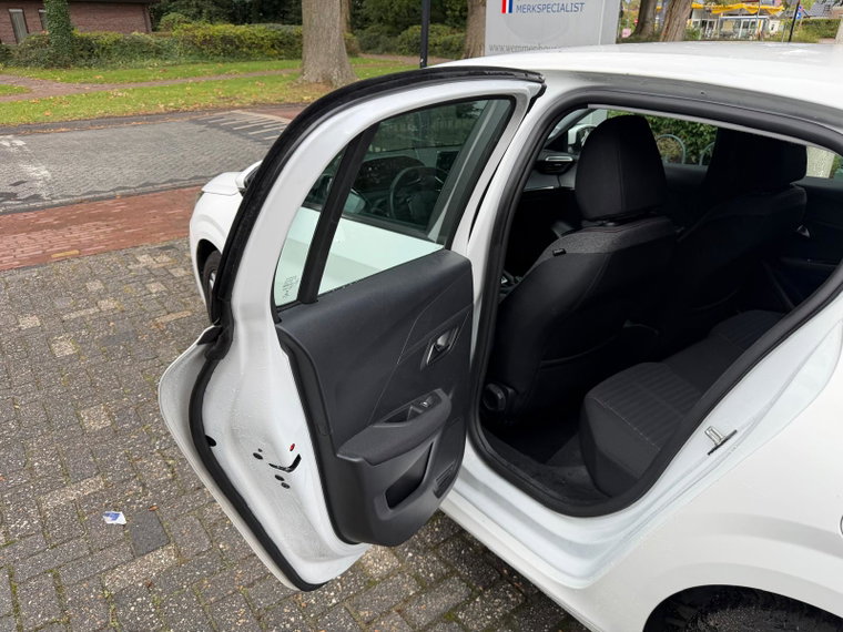 Vehicle Image 30