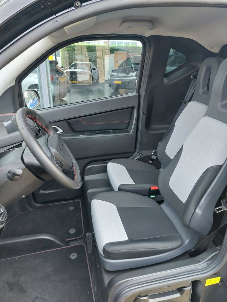 Vehicle Image 12
