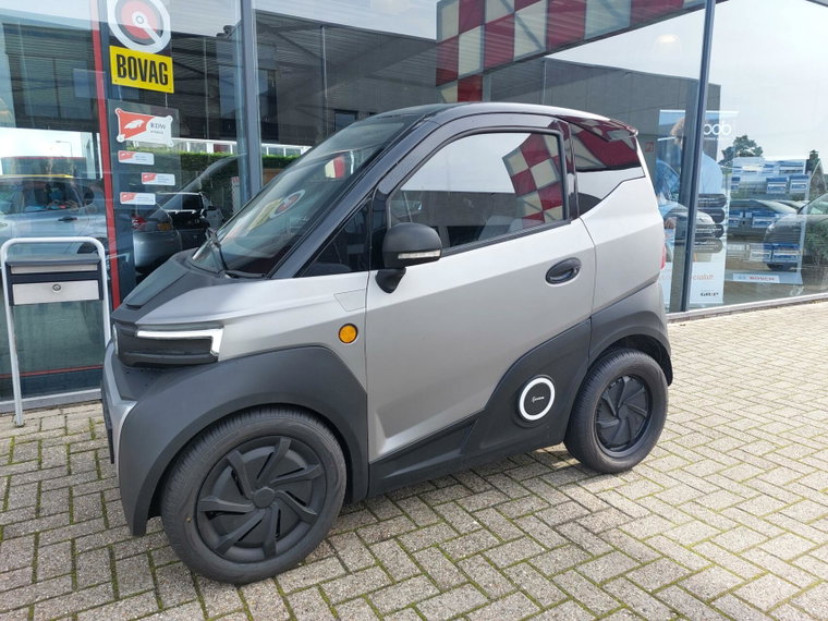 Vehicle Image 4