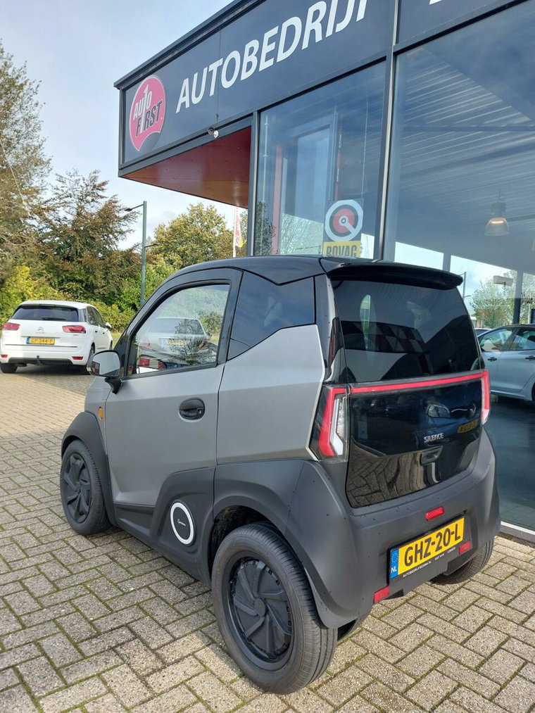 Vehicle Image 8