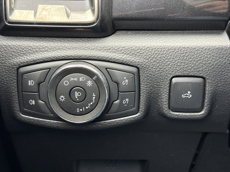 Vehicle Image 32