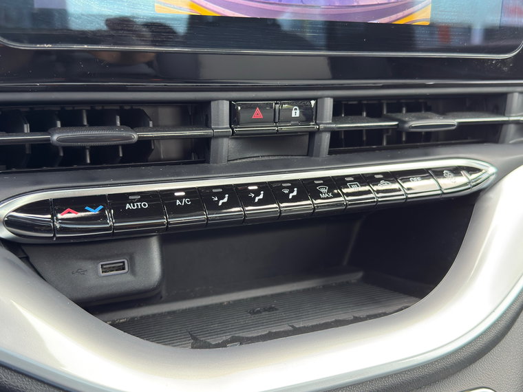 Vehicle Image 25