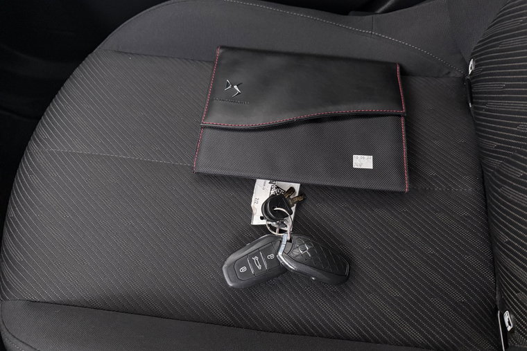 Vehicle Image 32