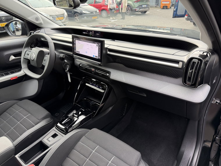 Vehicle Image 25