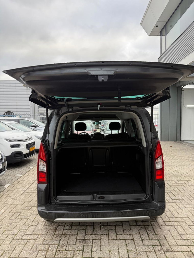 Vehicle Image 32