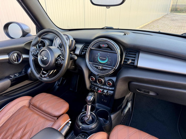 Vehicle Image 32