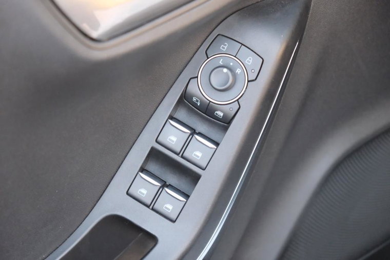 Vehicle Image 25