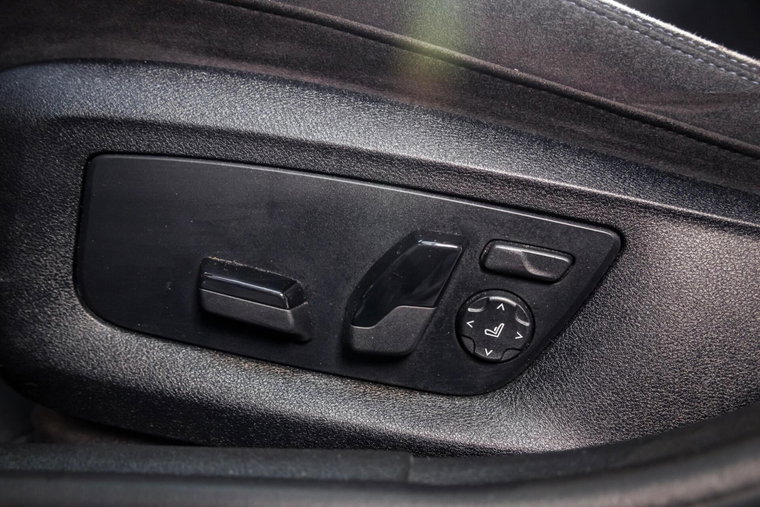 Vehicle Image 25
