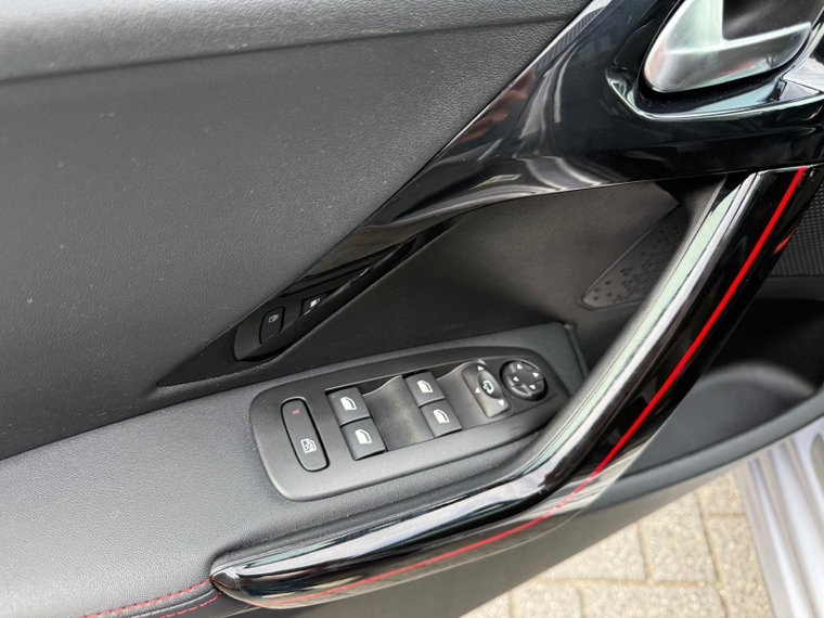 Vehicle Image 32