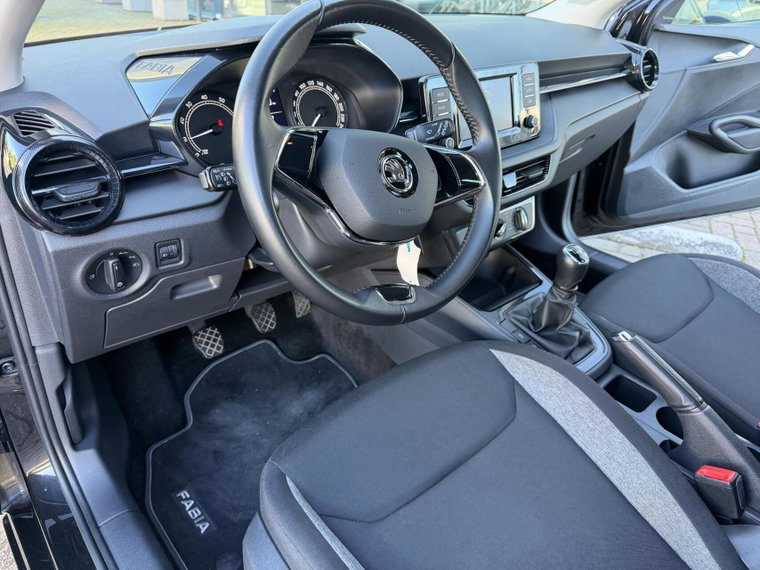 Vehicle Image 25