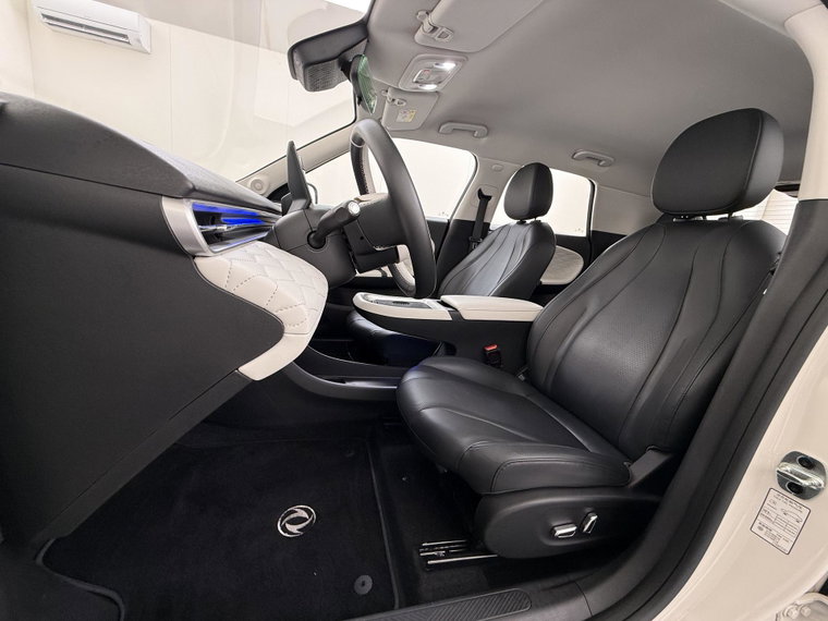 Vehicle Image 16