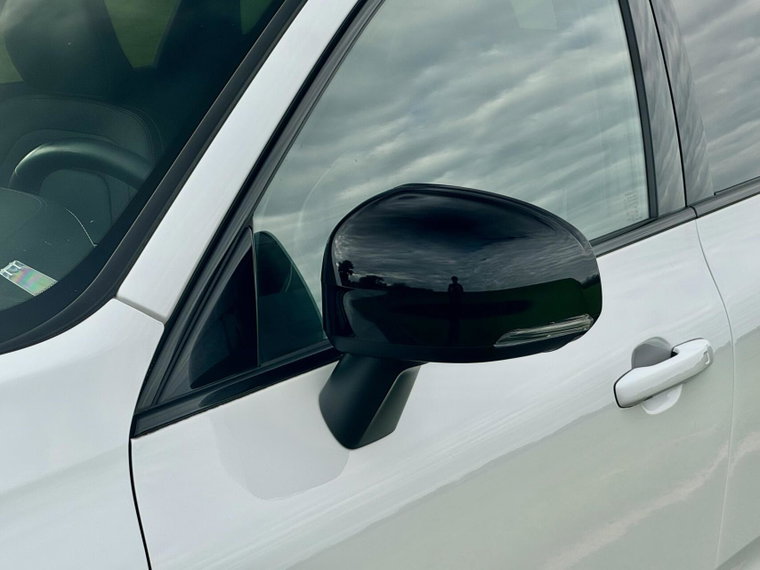 Vehicle Image 32