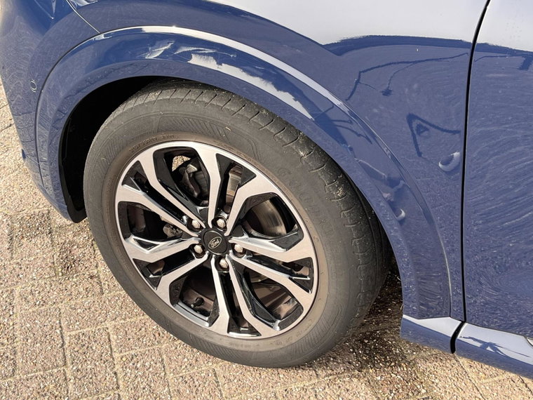 Vehicle Image 12