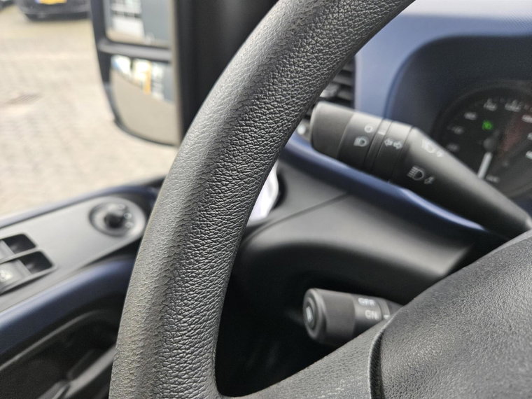 Vehicle Image 38