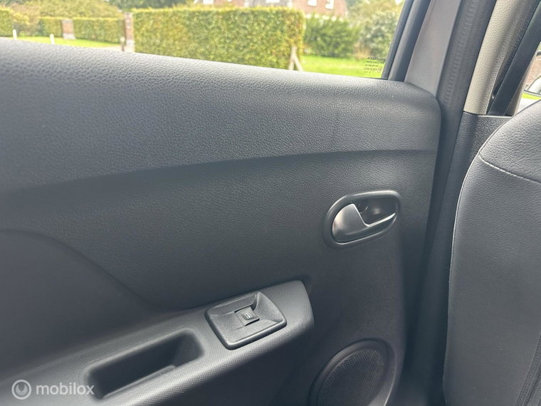 Vehicle Image 32