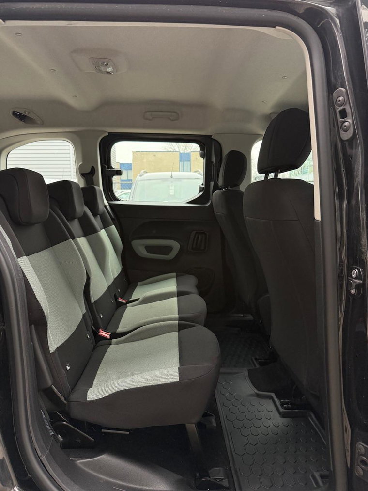 Vehicle Image 33