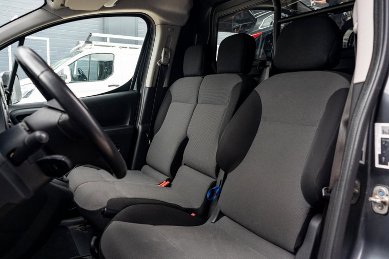 Vehicle Image 16