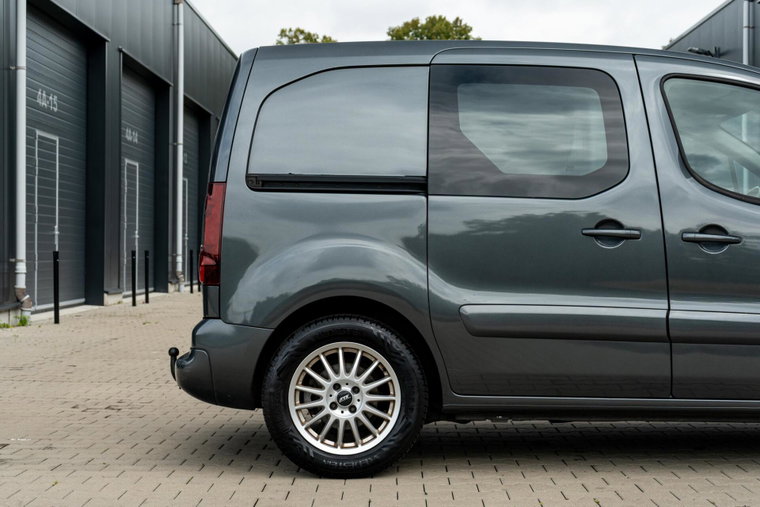 Vehicle Image 24