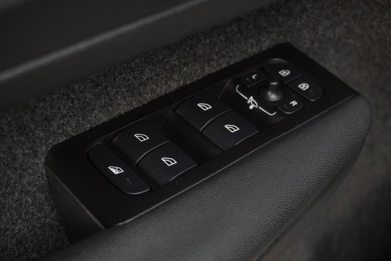 Vehicle Image 25
