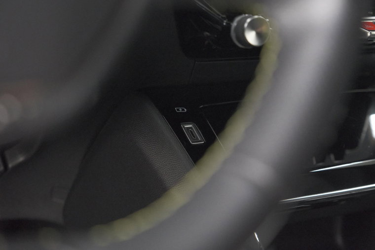 Vehicle Image 32